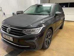 Svart (svart metallic) Begagnad 2023 VW Tiguan SUV | 319 000 kr (Marknadspris)