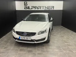 Vit Begagnad 2016 Volvo V60 CC Momentum Kombi | 145 000 kr (Marknadspris)