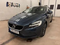 Mörkblå Begagnad 2016 Volvo V40 Momentum Kombi | 165 000 kr (Marknadspris)