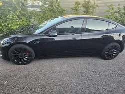 Svart Begagnad 2021 Tesla Model 3 Performance Sedan | 309 000 kr (Marknadspris)