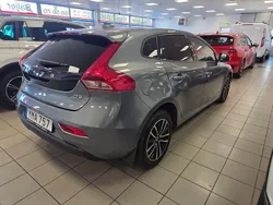 Grå Begagnad 2017 Volvo V40 Momentum Kombi | 149 500 kr (Marknadspris)