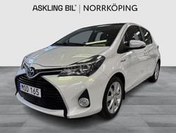 Ljusgrå Begagnad 2014 Toyota Yaris Hybrid Skyview Edition Halvkombi | 129 000 kr (Marknadspris)
