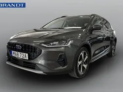 Grå Begagnad 2022 Ford Focus Active Halvkombi | 194 900 kr (Marknadspris)