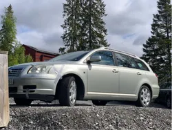 Silver Begagnad 2004 Toyota Avensis Kombi | 8 000 kr (Superpris)