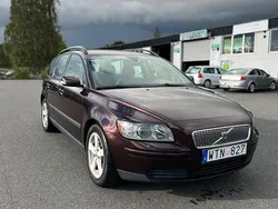 Mörkröd (röd) Begagnad 2005 Volvo V50 Kombi | 32 500 kr (Marknadspris)
