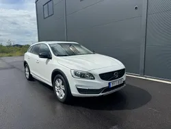 Vit Begagnad 2016 Volvo V60 CC Momentum Kombi | 149 900 kr (Marknadspris)