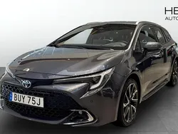Mörkgrå (grey) Begagnad 2023 Toyota Corolla Hybrid Kombi | 319 900 kr (Dyr)