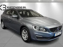 Ljusblå Begagnad 2017 Volvo V60 Kinetic Kombi | 209 900 kr (Marknadspris)