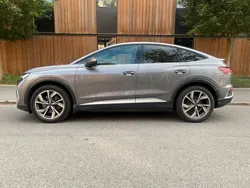 Grå Begagnad 2022 Audi Q4 Sportback e-tron Comfort SUV | 448 500 kr (Marknadspris)