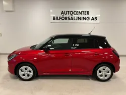 Röd Ny 2024 Suzuki Swift Halvkombi | 267 800 kr (Marknadspris)