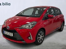 Röd Begagnad 2019 Toyota Yaris Hybrid Halvkombi | 164 900 kr (Marknadspris)