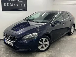 Mörkblå Begagnad 2016 Volvo V40 Momentum Kombi | 129 900 kr (Marknadspris)
