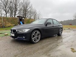 Svart Begagnad 2013 BMW 320 Sport Line Sedan | 99 500 kr (Marknadspris)