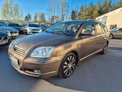 Ljusbrun (brun) Begagnad 2004 Toyota Avensis Kombi | 29 900 kr