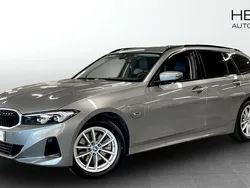Grå (grey) Begagnad 2023 BMW 330e Shadowline Kombi | 389 700 kr (Marknadspris)