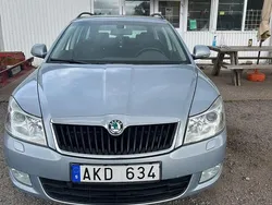 Ljusblå (blå) Begagnad 2011 Skoda Octavia Elegance Kombi | 25 000 kr (Marknadspris)