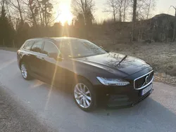 Svart Begagnad 2022 Volvo V90 Momentum Kombi | 199 000 kr