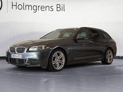 Grå (mineralgrå metallic) Begagnad 2016 BMW 530 Shadowline Kombi | 239 800 kr (Marknadspris)
