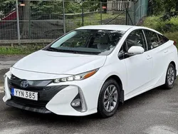 Vit Begagnad 2017 Toyota Prius Plug-in Hybrid Executive Halvkombi | 204 900 kr (Marknadspris)