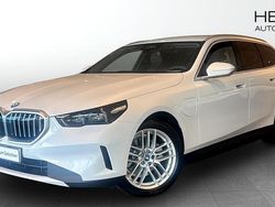 Vit (white) Begagnad 2025 BMW 530e Kombi | 568 700 kr