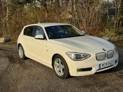 Vit Begagnad 2013 BMW 116 Urban Line Halvkombi | 89 000 kr (Marknadspris)
