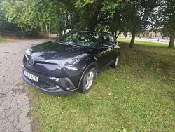 Svart Begagnad 2019 Toyota C-HR Active SUV | 160 000 kr (Marknadspris)