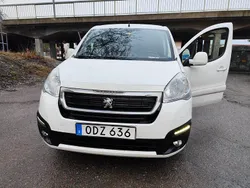 Vit Begagnad 2016 Peugeot Partner Minibuss | 78 000 kr (Superpris)