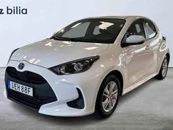 Vit Begagnad 2022 Toyota Yaris Hybrid Halvkombi | 214 800 kr (Marknadspris)