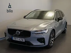 Grå Begagnad 2024 Volvo V60 Plus Kombi | 389 500 kr (Marknadspris)
