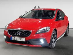Röd Begagnad 2013 Volvo V40 CC Summum Kombi | 144 900 kr (Marknadspris)