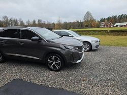 Grå Begagnad 2023 Peugeot 5008 SUV | 340 000 kr (Marknadspris)