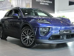 Blå (gentian blue metallic) Ny 2025 Porsche Macan SUV | 1 189 800 kr (Marknadspris)