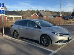 Silver Begagnad 2016 Toyota Auris Hybrid Active Kombi | 168 000 kr (Marknadspris)