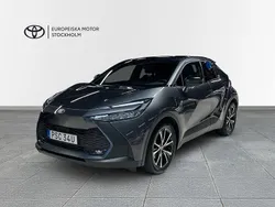 Mörkgrå (gråmetallic) Begagnad 2024 Toyota C-HR Style SUV | 324 900 kr (Marknadspris)