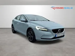 Ljusblå (blå) Begagnad 2017 Volvo V40 Momentum Kombi | 144 900 kr (Marknadspris)