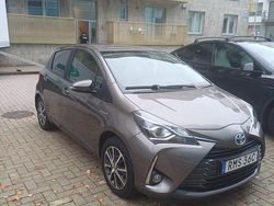 Grå Begagnad 2019 Toyota Yaris Hybrid Halvkombi | 149 000 kr (Marknadspris)
