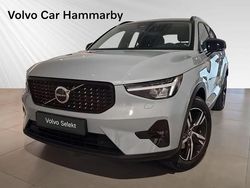 Grå Begagnad 2024 Volvo XC40 Plus SUV | 394 900 kr (Marknadspris)