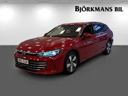 Röd Begagnad 2024 VW Passat Business Kombi | 384 900 kr (Marknadspris)