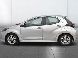 Silver Begagnad 2022 Toyota Yaris Hybrid Halvkombi | 199 800 kr (Marknadspris)