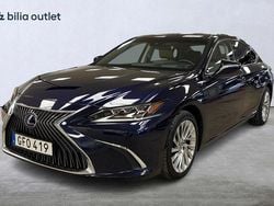 Blå Begagnad 2019 Lexus ES300H Luxury Line Sedan | 369 000 kr (Marknadspris)