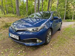 Blå Begagnad 2016 Toyota Auris Hybrid Executive Halvkombi | 169 900 kr (Marknadspris)