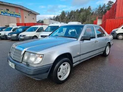 Ljusgrå Begagnad 1989 Mercedes E300 Sedan | 85 000 kr