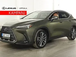 Grön (terrane khaki/hazel) Begagnad 2023 Lexus NX450h+ Luxury Line SUV | 624 900 kr (Marknadspris)