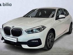 Vit Begagnad 2022 BMW 118 Halvkombi | 237 900 kr (Marknadspris)