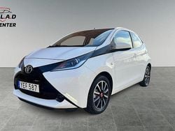 Vit Begagnad 2016 Toyota Aygo X-play Halvkombi | 99 000 kr (Marknadspris)
