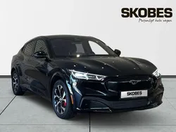 Svart Begagnad 2021 Ford Mustang Mach-E SUV | 348 900 kr (Marknadspris)