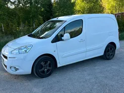 Vit Begagnad 2014 Peugeot Partner Minibuss | 55 000 kr (Lite dyr)