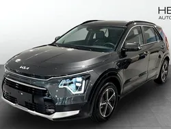 Grå (grey) Ny 2025 Kia Niro SUV | 363 400 kr (Marknadspris)