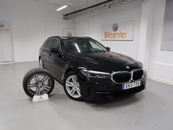 Svart Begagnad 2021 BMW 520 Kombi | 384 900 kr (Marknadspris)