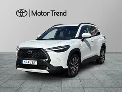 Vit Begagnad 2024 Toyota Corolla Cross Style SUV | 359 900 kr (Marknadspris)